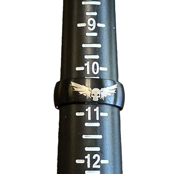 NWOT Size 10 1/2 Titanium band with etched skull and bat wings - Picture 5 of 5